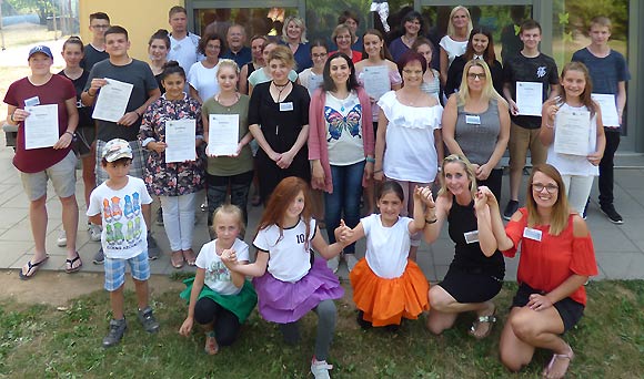 Die jungen Sprachbegleiter zusammen mit Vertreterinnen und Vertretern des BRK-Kreisverbandes Haßberge. (Foto: Gisela Schott)