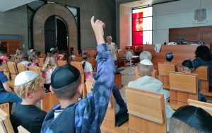 Schüler und Schülerinnen der Grundschule Sylbach besuchen die Synagoge in Bamberg und erfahren mehr über den jüdischen Glauben. (Foto: Christa Goardou-Sachs)