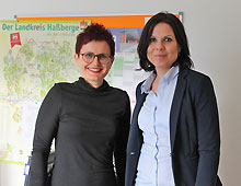 Angelika Kessler, Projektmitarbeiterin im Bundesprogramm „Kita-Einstieg: Brücken bauen in frühe Bildung“ (links), und Natalia Gnoth, Bildungskoordinatorin für Neuzugewanderte des Landkreises Haßberge (rechts), tauschen sich über Möglichkeiten und Herausforderungen zweisprachiger Erziehung aus.