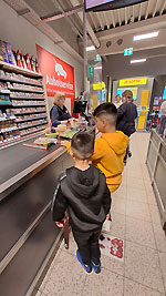 Emad und Abdullah bei dem Einkauf der Lebensmittel für die Waffel-Party im MGH. (Foto: Jennifer Nüßlein, MGH)