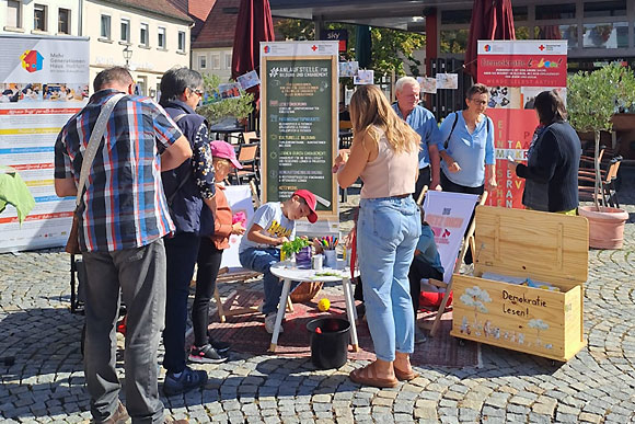 Jung und Alt beim Upcycling von Dosen am Aktionstag Nachhaltigkeit (Foto: Jennifer Nüßlein/MGH)