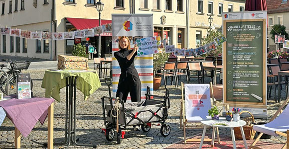 Jennifer Nüßlein von der Koordinierungs- und Fachstelle der Partnerschaft von Demokratie leben im Landkreis Haßberge macht aufmerksam auf vielfältige Möglichkeiten, sich im Sinne von Nachhaltigkeit und Demokratie zu engagieren. (Foto: Julia Sterlings/MGH)