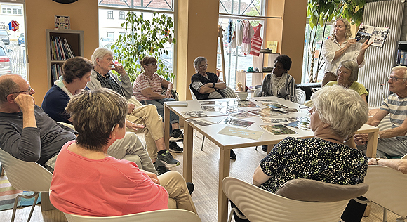 Wo Erinnerungen lebendig bleiben: Alte Fotografien aus dem Landkreis luden zum Begutachten und gemeinsamen Erinnern ein. (Foto: Friederike Schulz /MGH Haßfurt) 
