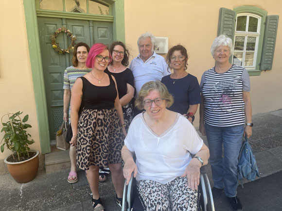Die BRK-Betreuungsgruppe besucht den Dorfladen in Friesenhausen (Foto: Andrea Meub)