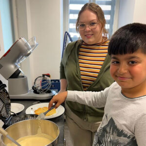 Leckere Waffeln werden mit tatkräftiger Unterstützung unserer kleinen Helfer gebacken (Foto: Friederike Schulz)