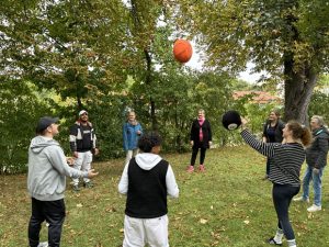 Jung und Alt kommen bei dem Präventiv- und Bewegungsangebot „MIT & FIT“ zusammen. (Foto: Noah Wagenhäuser)