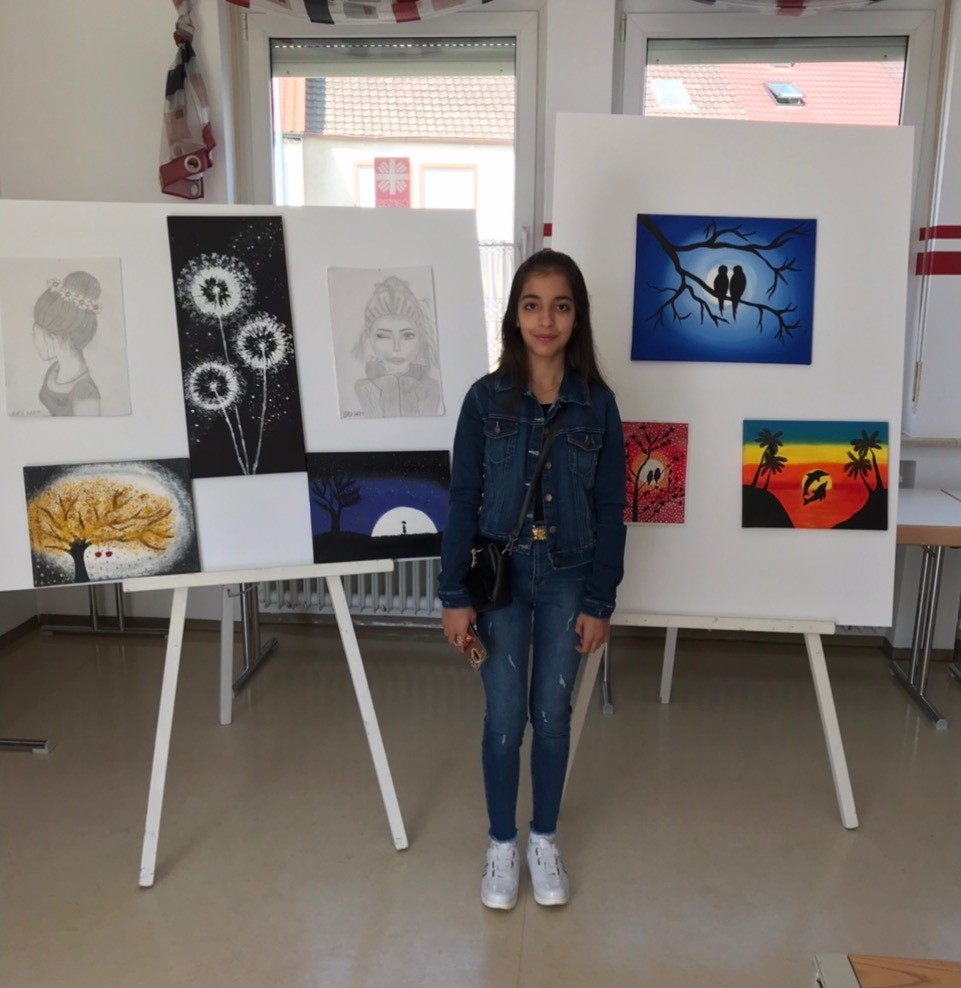 Bara Hazim zeigt ihre Bilder beim Zuwanderungszentrum zu den interkulturellen Wochen