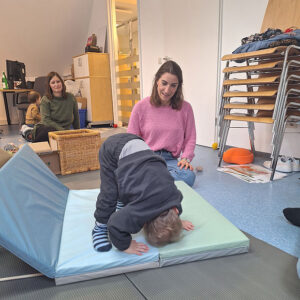 Beim Vortrag „Bewegungsabenteuer – Spiel & Spaß im Haus“ gab Referentin Katharina Schuler nicht nur theoretische Anregungen, sondern es konnte auch gleich fleißig ausprobiert werden. (Foto: Marika Philipp / MGH)