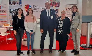 v.l.n.r.: Hannah Baunacher (Bundesfreiwilligendienstleistende), Sophie Gnaust (freiwillig Engagierte des MGH), Günther Werner (1. Bürgermeister der Stadt Haßfurt), Gudrun Greger (Koordinatorin MGH), Lisa Geyer (Stv. Leitung MGH) Foto: MGH, Theresa Greß