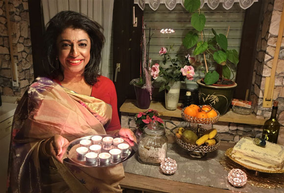 Malliga Schäder im traditionellen Sari während „Diwali“ 2020