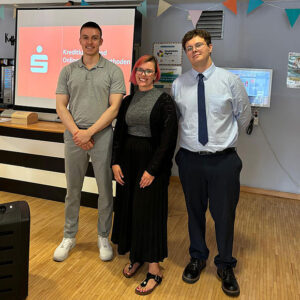 Christina Raithel, zuständige MGH-Mitarbeiterin im Bereich Digitalisierung, mit den zwei Auszubildenen der Sparkasse Schweinfurt-Haßberge Sergej Renje und Alexander Zimfer. (Foto: Julia Sterlings/MGH)