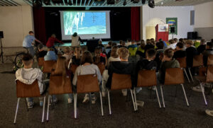 Nachhaltiges Filmerlebnis: Fahrradkino in der Realschule Eltmann. (Foto: Sonja Gerstenkorn/Landratsamt Haßberge)