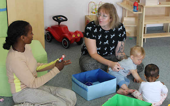 Fithnweta Mulaeta (links) und Katharina Körlin mit ihren Kindern im begleiteten Elterntreff. (Foto: Angelika Kessler/MGH)