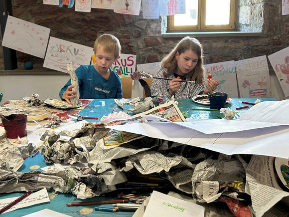 Besonders großen Spaß hatten die Kinder beim Bauen von Skulpturen. (Foto: Friederike Schulz)