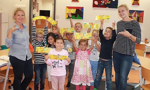 Fit für den Schulbeginn: Stolz präsentieren die Kinder ihren Scherenführerschein. (Foto: Nora Koppitz/MGH)