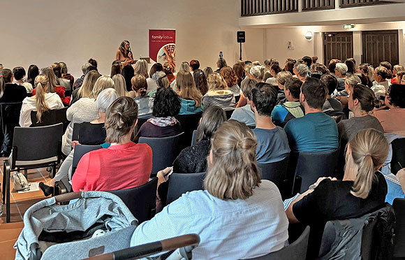 Zahlreiche interessierte Eltern und Fachkräfte bei dem Impulsvortrag mit Dr. Nicole Wilhelm über einen gelingenden Familienalltag (Foto: Julia Sterlings/MGH)