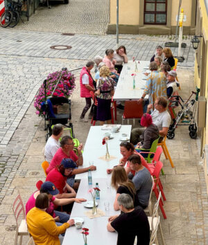 Gemeinsam gegen Einsamkeit – eine Kaffeetafel als Zeichen gegen Einsamkeit (Foto: Noah Wagenhäuser/MGH)
