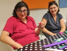 Kerstin Wörtmann und Violetta Nagel basteln gemeinsam im MGH-Sprachcafé - Inklusion durch Integration (Foto: Theresa Krapf, NGH)