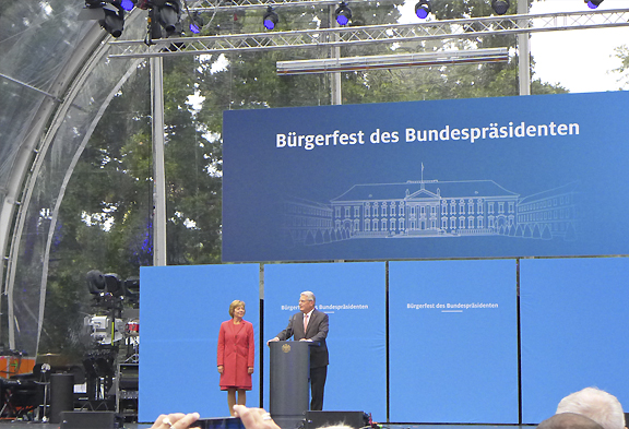 Engagement tut gut?! -Tag der Mehrgenerationenhaeuser 2015 / Vorkongress zum Buergerfest des Bundespraesidenten mit Bundesfamilienministerin Manuela Schwesig, SPD. 11.09.2015, Copyright: Thomas Koehler/photothek.net Engagement tut gut?! -Tag der Mehrgenerationenhaeuser 2015 / Vorkongress zum Buergerfest des Bundespraesidenten mit Bundesfamilienministerin Manuela Schwesig, SPD. 11.09.2015, Copyright: Thomas Koehler/photothek.net