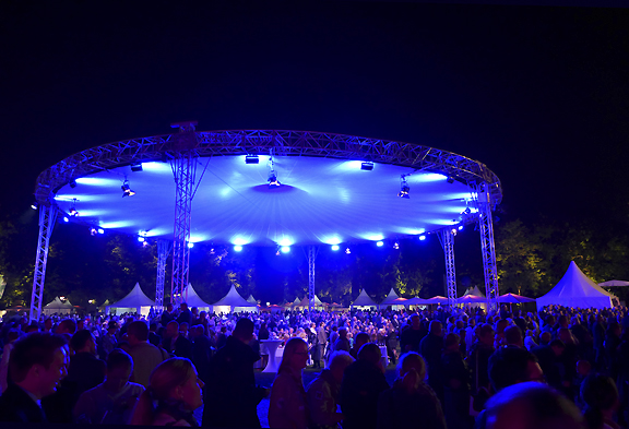Engagement tut gut?! -Tag der Mehrgenerationenhaeuser 2015 / Vorkongress zum Buergerfest des Bundespraesidenten mit Bundesfamilienministerin Manuela Schwesig, SPD. 11.09.2015, Copyright: Thomas Koehler/photothek.net Engagement tut gut?! -Tag der Mehrgenerationenhaeuser 2015 / Vorkongress zum Buergerfest des Bundespraesidenten mit Bundesfamilienministerin Manuela Schwesig, SPD. 11.09.2015, Copyright: Thomas Koehler/photothek.net
