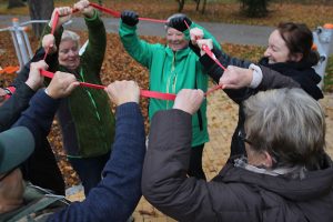 Gemeinsam macht’s mehr Spaß – die MIT und FIT-Gruppe bei einer Kraftübung in der Promenade