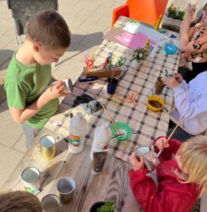 Die Kinder konnten bei verschiedenen Bastelangeboten ihrer Kreativität freien Lauf lassen (Foto: BRK Mittags- und Ganztagsbetreuung)