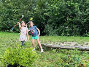 Die selbstgebauten Wurfspeere wurden sofort ausprobiert. (Foto: Laura Zappe/BRK MB Dürrerweg)