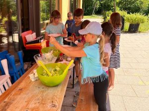 Viele Leckereien gibt es beim selbstzubereiteten Grillbuffet. (Foto: Laura Zappe/BRK MB Dürrerweg)