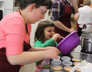 Berufsfachschülerin Christine Böswillibald und der kleine Noor aus Syrien