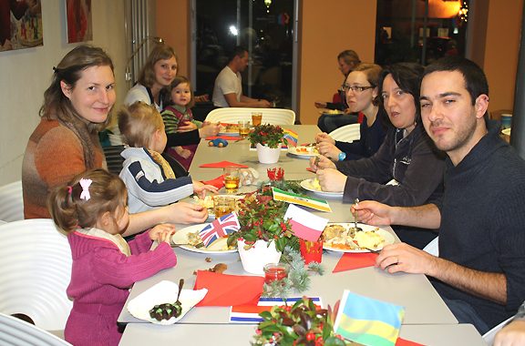 Beim Essen kamen sich die 17 Nationalitäten näher Beim Essen kamen sich die 17 Nationalitäten näher