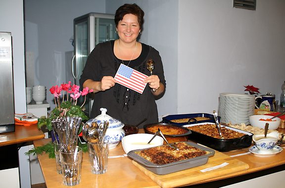 Die im MGH engagierte Nicoe Zösch aus Bischofsheim richtete ein Buffet für die 70 Gäste Die im MGH engagierte Nicoe Zösch aus Bischofsheim richtete ein Buffet für die 70 Gäste