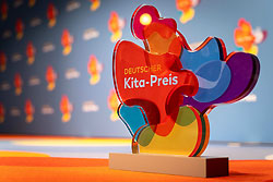 Nominiert für den Deutschen Kita-Preis 2021: Trophäe Deutscher Kita-Preis 2020 © DKJS/ F. Schmitt und A. Wendler