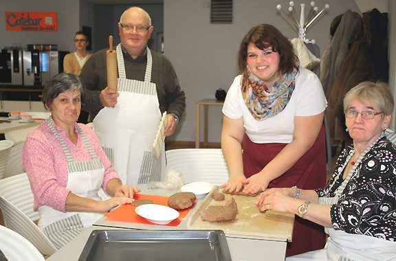 Erika Pabst aus Kirchlauter, Ernst Pengler aus Haßfurt, Schülerin Ramona Krauser aus Hellingen und Barbara Steppert aus Neubrunn widmen sich dem zarten Nussgebäck Erika Pabst aus Kirchlauter, Ernst Pengler aus Haßfurt, Schülerin Ramona Krauser aus Hellingen und Barbara Steppert aus Neubrunn widmen sich dem zarten Nussgebäck