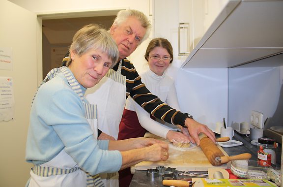 Christa Lange aus Haßfurt und Krohe Theo aus Knetzgau backen mit Schülerin Marina Fitzel aus Trossenfurt die klassischen Butterplätzchen Christa Lange aus Haßfurt und Krohe Theo aus Knetzgau backen mit Schülerin Marina Fitzel aus Trossenfurt die klassischen Butterplätzchen