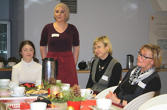 Die Schülerin Anika Nürnberger verabschiedet die Gäste und bedankt sich für ihr Kommen, v.r.: immer mit dabei, die engagierten Lehrkräfte Dagmar Mertl und Friedlinde Stubenrauch Die Schülerin Anika Nürnberger verabschiedet die Gäste und bedankt sich für ihr Kommen, v.r.: immer mit dabei, die engagierten Lehrkräfte Dagmar Mertl und Friedlinde Stubenrauch