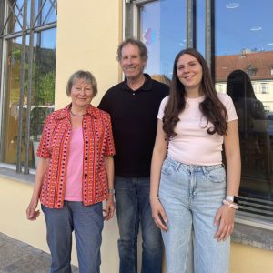 Die wiedergewählten ehrenamtlichen Beauftragten der Gemeinschaft Wohlfahrt- und Sozialarbeit Roswitha und Wilhelm Stuhlfelder sowie deren ehrenamtliche Abwesenheitsvertreterin Katharina Volk (Foto: Hannah Baunacher/MGH)