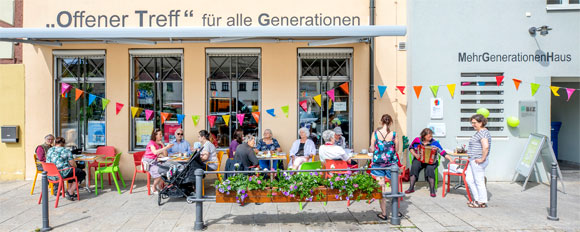 Beim Nachbarschaftsfest im Mehrgenerationenhaus kommen Jung und Alt zusammen.
(Foto: René Ruprecht/MGH)