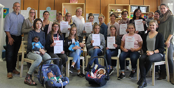 17 neue Babysitter aller Generationen für den Landkreis einsatzbereit (Foto: Jakob Röder/MGH)