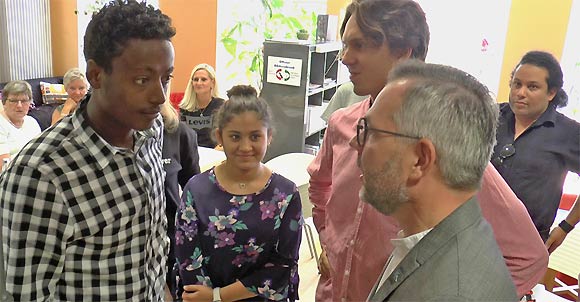 Integrationsleistung im MGH gelobt: Michael Roth hörte sich interessiert die Lebensgeschichte von MGH-Nutzern mit Migrationshintergrund an.