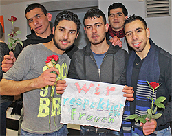 Flüchtlinge im Landkreis reagieren öffentlich in Haßfurt: Wir respektieren Frauen!