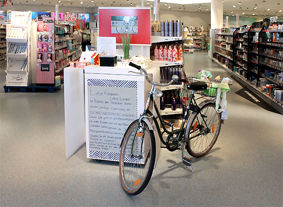 Nachhaltigkeitsprojekt in Kooperation mit dem MGH Haßfurt: dm-Azubi Pia Becker will Kunden zum Radfahren animieren (Foto: Hannah Baunacher/MGH).