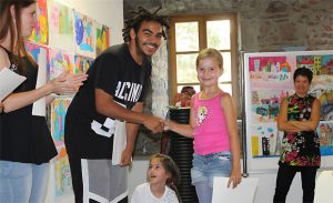 Zertifikate für die kleinen Künstler bei der Abschluss-Vernissage 2016