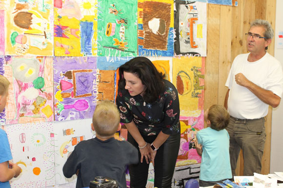 FerienKUNSTwoche 2017 - MdB Dorothee Bär mit den kleinen Künstlern FerienKUNSTwoche 2017