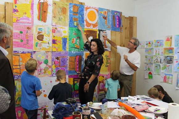 FerienKUNSTwoche 2017 - MdB Dorothee Bär bestaunt die Bilder FerienKUNSTwoche 2017