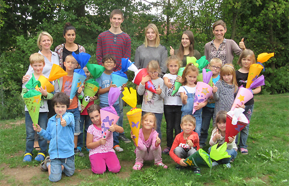 „Wir sind fit für die Schule“, freuen sich die zukünftigen Erstklässler nach einer Woche Ferienbetreuung mit spielerischer Vorbereitung auf den neuen Bildungsabschnitt Schule. Geholfen haben ihnen dabei Lehrerin Anja Lindner (hinten links), Pädagogin Lisa Geyer (hinten rechts) sowie Erzieherinnen und Sozialdienstleistende des MGH.