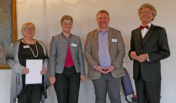 Übergabe der Auszeichnung an die "Zertifizierte Generationenmanagerin" Gudrun Greger Übergabe der Auszeichnung an die "Zertifizierte Generationenmanagerin" Gudrun Greger