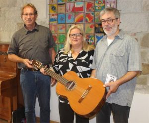 v.l.n.r.: Wilhelm Stuhlfelder, freiwillig Engagierter des Mehrgenerationenhauses, Gudrun Greger, MGH-Leiterin, Hermann Gräfe, Gitarrenbauer.