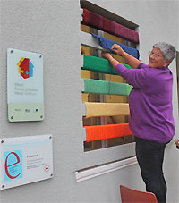 Schon einmal hat die „Lichtstube GemeinsamHANDarbeiten“ die Fassade des Mehrgenerationenhauses verschönert.
