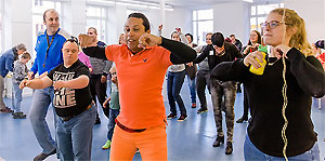 Menschen mit und ohne Handicap engagieren sich gemeinsam kreativ (Carolin Ulrich / MGH)