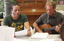 Nikolaussingen im MGH-Sprachcafé: Guillermo Sanchez Cordero und Wilhelm Stuhlfelder